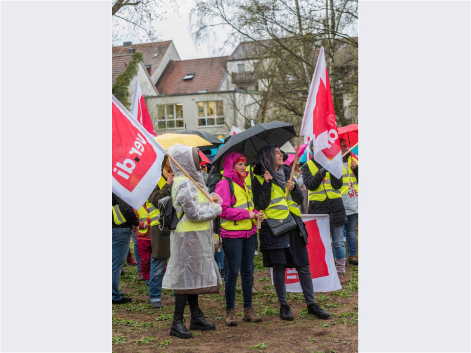 "Mehr bringt mehr!" - unter diesem Motto demonstrierten heute streikende Beschäftigte aus dem Sozial- und Erziehungsdienst des Main-Kinzig-Kreises in Gelnhausen "Mehr bringt mehr!" - unter diesem Motto demonstrierten heute streikende Beschäftigte aus dem Sozial- und Erziehungsdienst des Main-Kinzig-Kreises in Gelnhausen