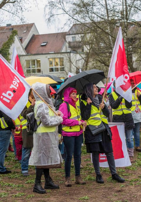 "Mehr bringt mehr!" - unter diesem Motto demonstrierten heute streikende Beschäftigte aus dem Sozial- und Erziehungsdienst des Main-Kinzig-Kreises in Gelnhausen