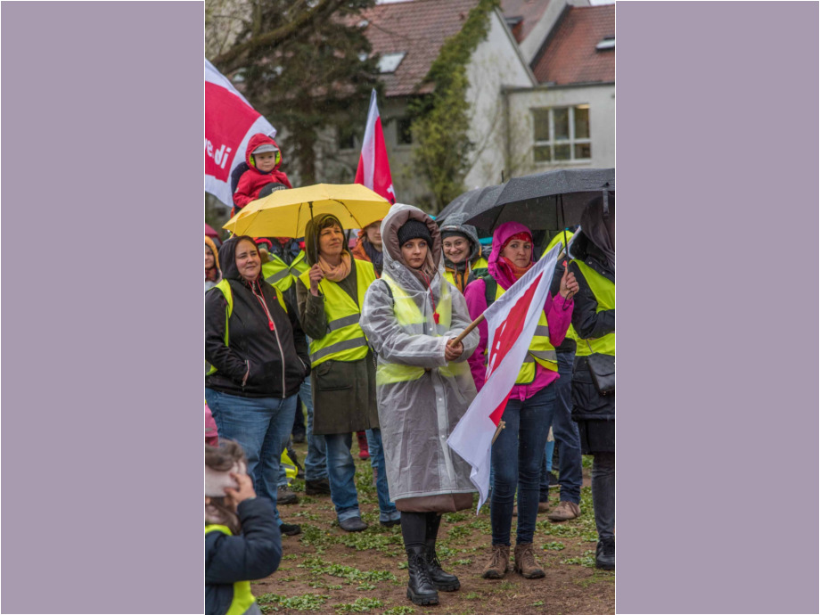 "Mehr bringt mehr!" - unter diesem Motto demonstrierten heute streikende Beschäftigte aus dem Sozial- und Erziehungsdienst des Main-Kinzig-Kreises in Gelnhausen "Mehr bringt mehr!" - unter diesem Motto demonstrierten heute streikende Beschäftigte aus dem Sozial- und Erziehungsdienst des Main-Kinzig-Kreises in Gelnhausen