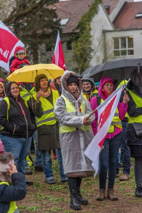 "Mehr bringt mehr!" - unter diesem Motto demonstrierten heute streikende Beschäftigte aus dem Sozial- und Erziehungsdienst des Main-Kinzig-Kreises in Gelnhausen