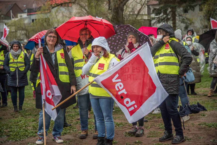 "Mehr bringt mehr!" - unter diesem Motto demonstrierten heute streikende Beschäftigte aus dem Sozial- und Erziehungsdienst des Main-Kinzig-Kreises in Gelnhausen