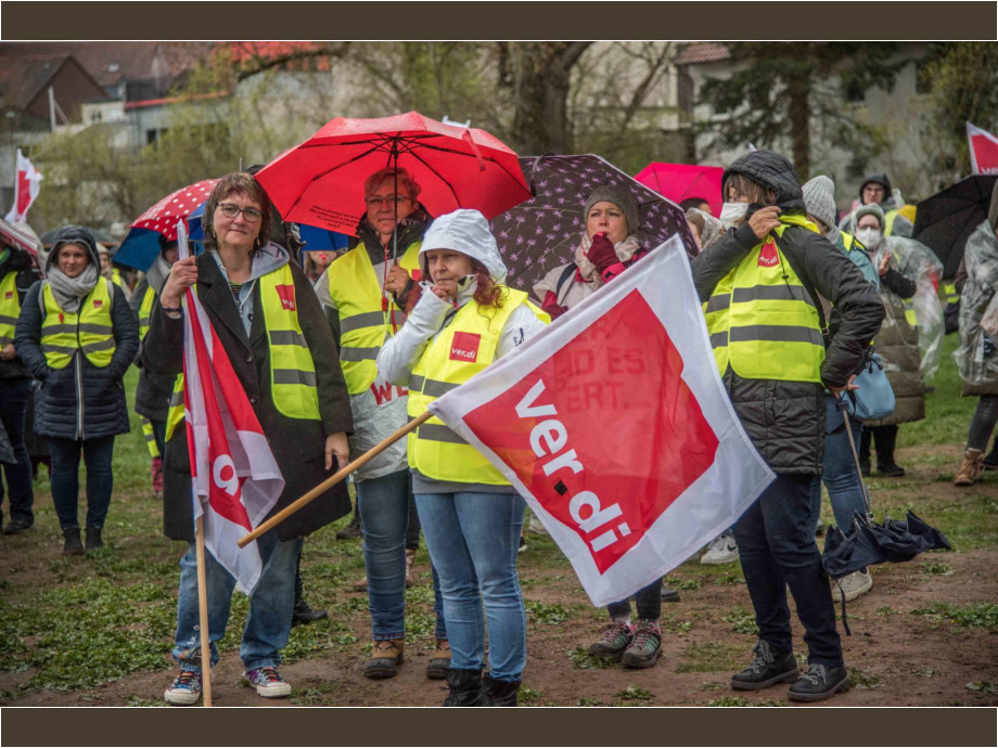 "Mehr bringt mehr!" - unter diesem Motto demonstrierten heute streikende Beschäftigte aus dem Sozial- und Erziehungsdienst des Main-Kinzig-Kreises in Gelnhausen "Mehr bringt mehr!" - unter diesem Motto demonstrierten heute streikende Beschäftigte aus dem Sozial- und Erziehungsdienst des Main-Kinzig-Kreises in Gelnhausen