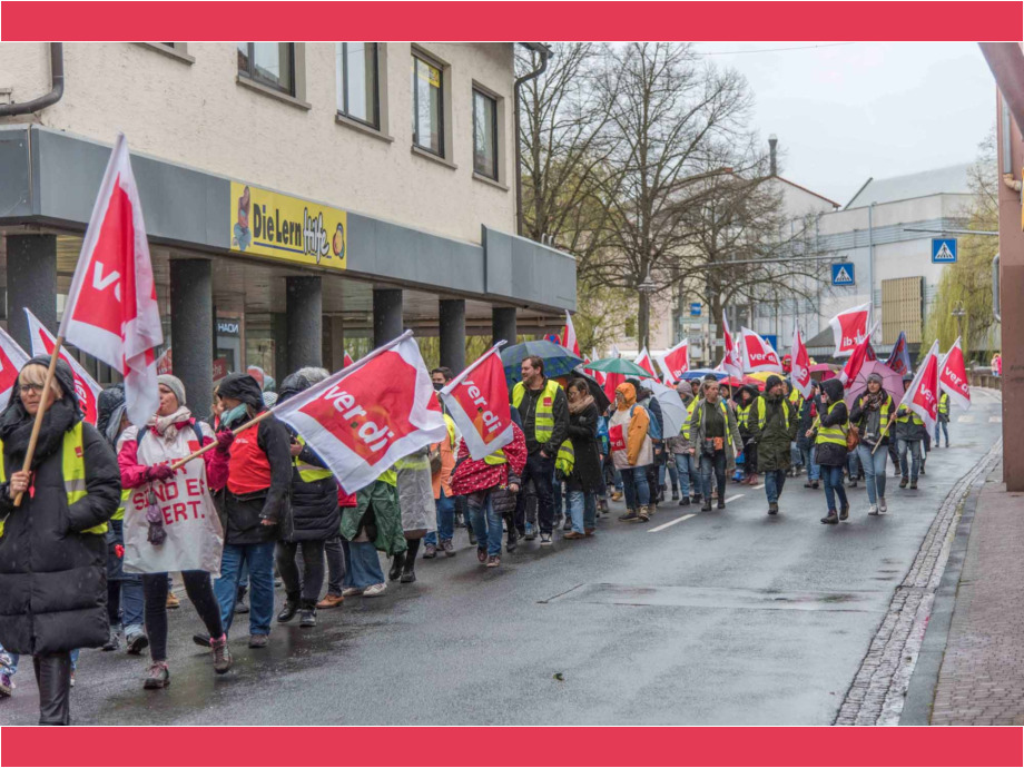 "Mehr bringt mehr!" - unter diesem Motto demonstrierten heute streikende Beschäftigte aus dem Sozial- und Erziehungsdienst des Main-Kinzig-Kreises in Gelnhausen "Mehr bringt mehr!" - unter diesem Motto demonstrierten heute streikende Beschäftigte aus dem Sozial- und Erziehungsdienst des Main-Kinzig-Kreises in Gelnhausen