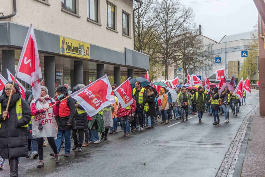 "Mehr bringt mehr!" - unter diesem Motto demonstrierten heute streikende Beschäftigte aus dem Sozial- und Erziehungsdienst des Main-Kinzig-Kreises in Gelnhausen