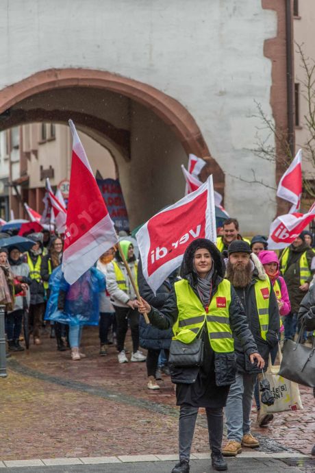 "Mehr bringt mehr!" - unter diesem Motto demonstrierten heute streikende Beschäftigte aus dem Sozial- und Erziehungsdienst des Main-Kinzig-Kreises in Gelnhausen