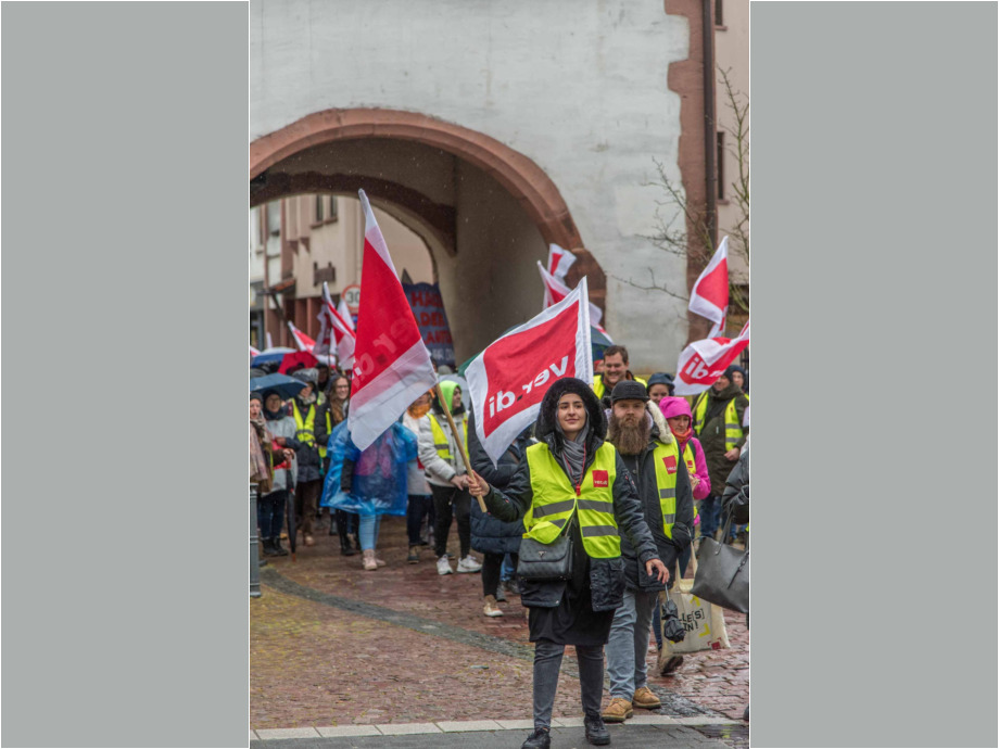 "Mehr bringt mehr!" - unter diesem Motto demonstrierten heute streikende Beschäftigte aus dem Sozial- und Erziehungsdienst des Main-Kinzig-Kreises in Gelnhausen "Mehr bringt mehr!" - unter diesem Motto demonstrierten heute streikende Beschäftigte aus dem Sozial- und Erziehungsdienst des Main-Kinzig-Kreises in Gelnhausen