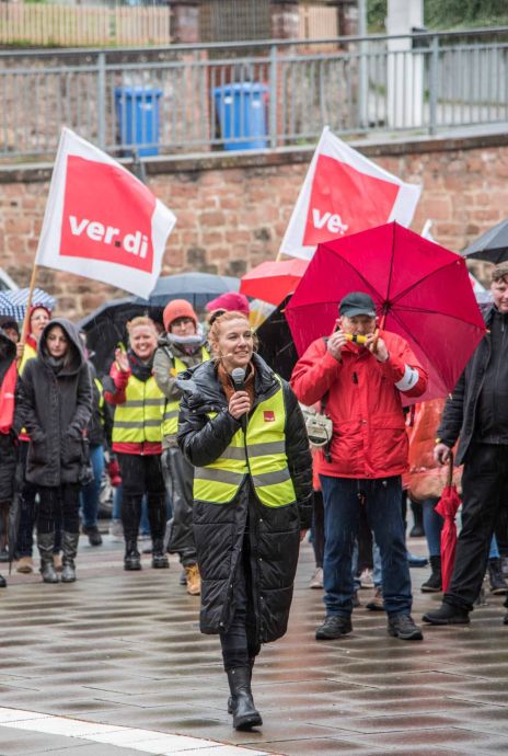 "Mehr bringt mehr!" - unter diesem Motto demonstrierten heute streikende Beschäftigte aus dem Sozial- und Erziehungsdienst des Main-Kinzig-Kreises in Gelnhausen "Mehr bringt mehr!" - unter diesem Motto demonstrierten heute streikende Beschäftigte aus dem Sozial- und Erziehungsdienst des Main-Kinzig-Kreises in Gelnhausen