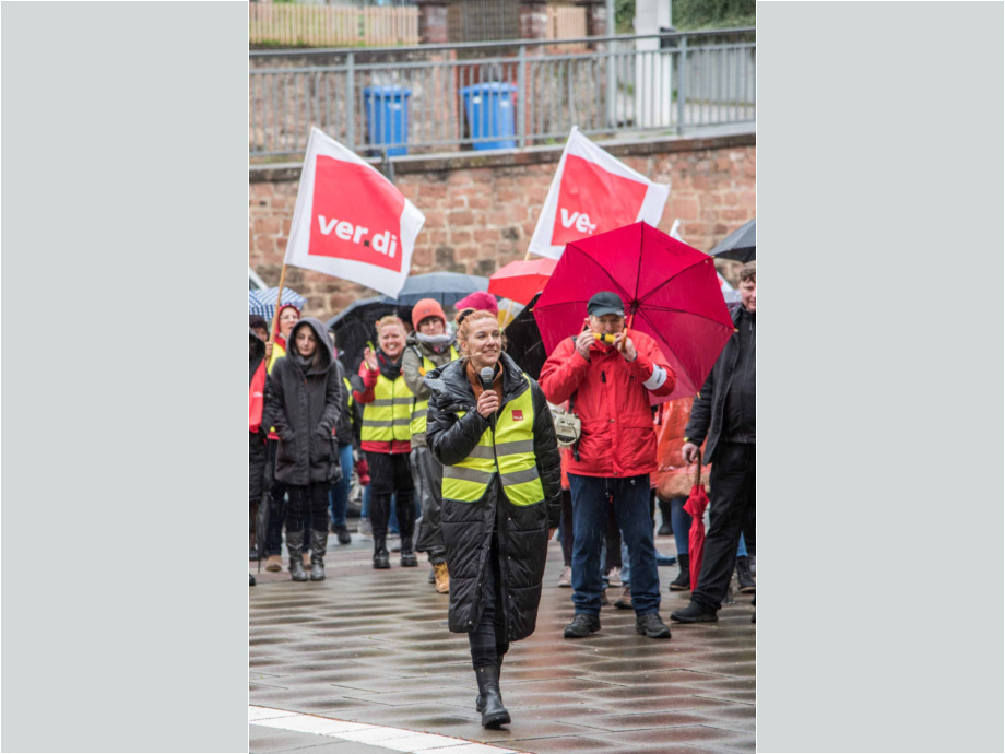 "Mehr bringt mehr!" - unter diesem Motto demonstrierten heute streikende Beschäftigte aus dem Sozial- und Erziehungsdienst des Main-Kinzig-Kreises in Gelnhausen "Mehr bringt mehr!" - unter diesem Motto demonstrierten heute streikende Beschäftigte aus dem Sozial- und Erziehungsdienst des Main-Kinzig-Kreises in Gelnhausen