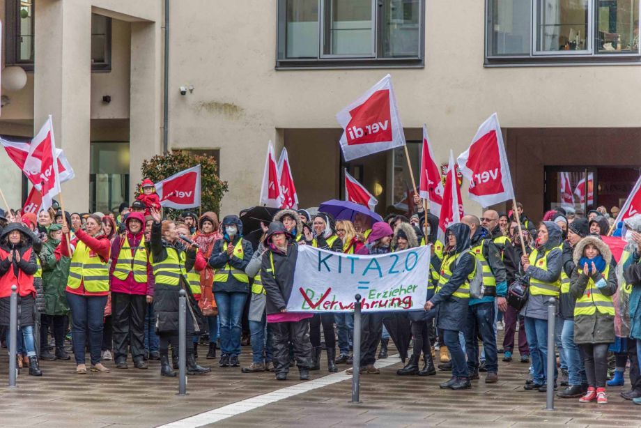 "Mehr bringt mehr!" - unter diesem Motto demonstrierten heute streikende Beschäftigte aus dem Sozial- und Erziehungsdienst des Main-Kinzig-Kreises in Gelnhausen