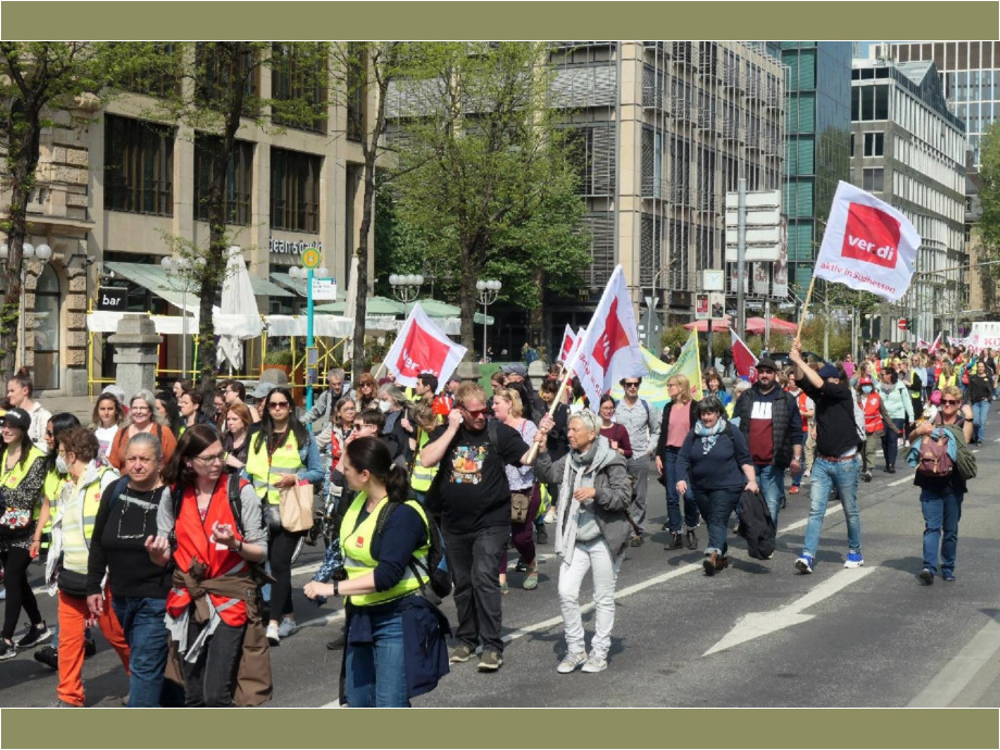 Demozug am Willy-Brandt-Platz