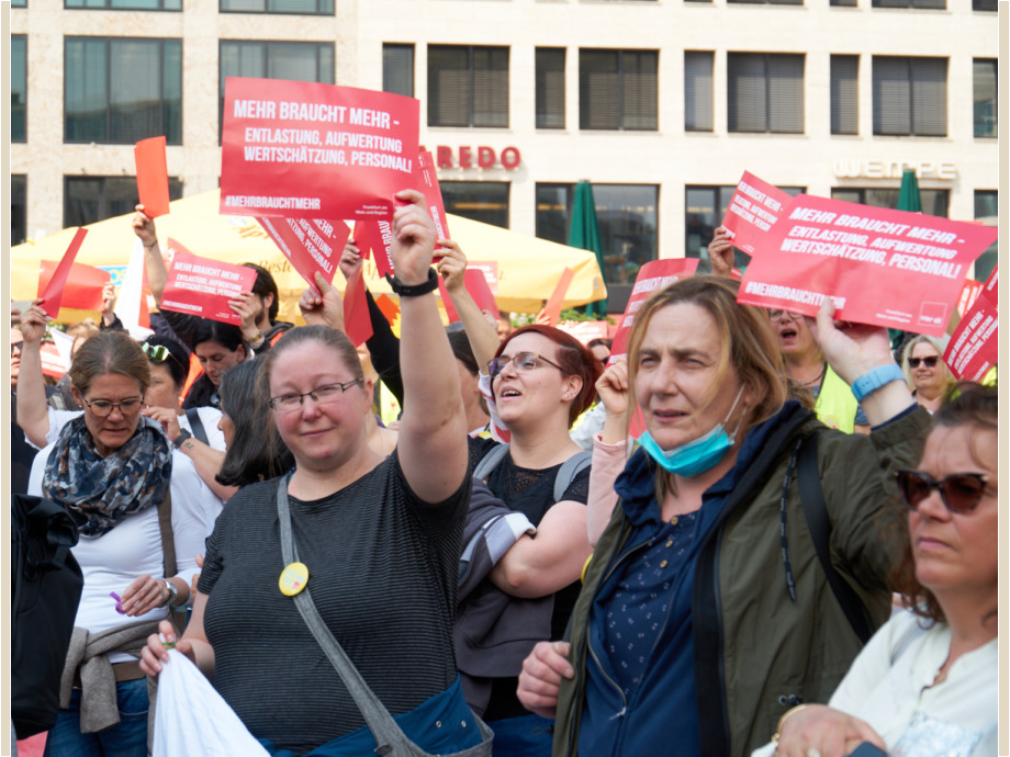 Rote Karte für die Arbeitgeber