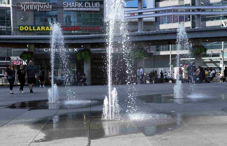 Die Brunnen auf dem Yonge Dundas Square in Toronto