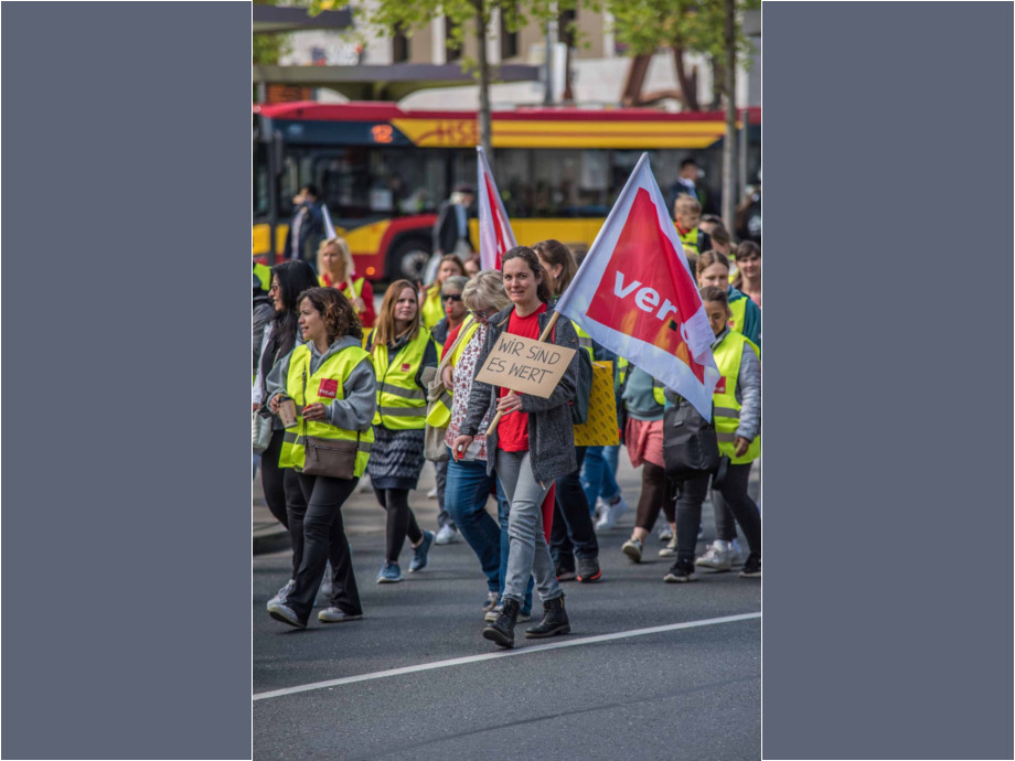 Warnstreik in Hanau für die Aufwertung der Berufe im Sozial- und Erziehungsbereich Warnstreik in Hanau für die Aufwertung der Berufe im Sozial- und Erziehungsbereich