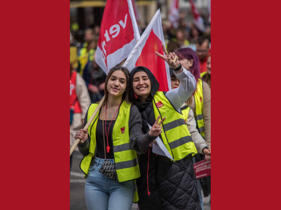Warnstreik in Hanau für die Aufwertung der Berufe im Sozial- und Erziehungsbereich Warnstreik in Hanau für die Aufwertung der Berufe im Sozial- und Erziehungsbereich