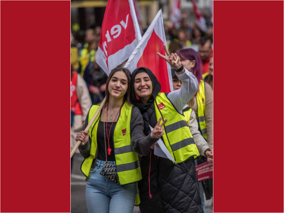 Warnstreik in Hanau für die Aufwertung der Berufe im Sozial- und Erziehungsbereich Warnstreik in Hanau für die Aufwertung der Berufe im Sozial- und Erziehungsbereich