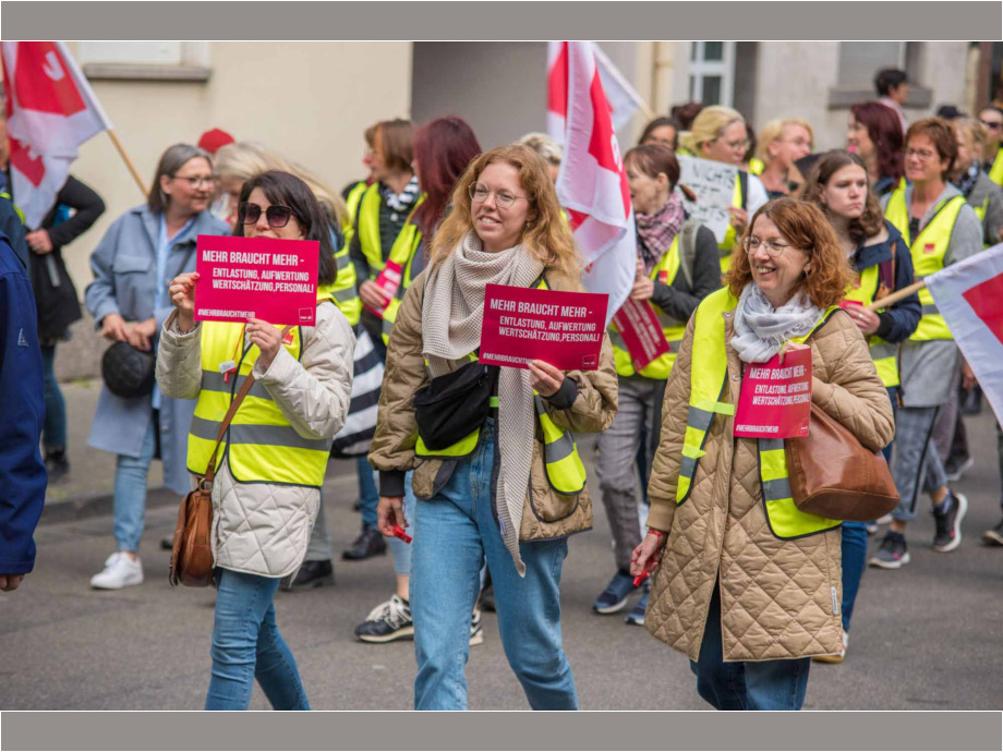 Warnstreik in Hanau für die Aufwertung der Berufe im Sozial- und Erziehungsbereich Warnstreik in Hanau für die Aufwertung der Berufe im Sozial- und Erziehungsbereich