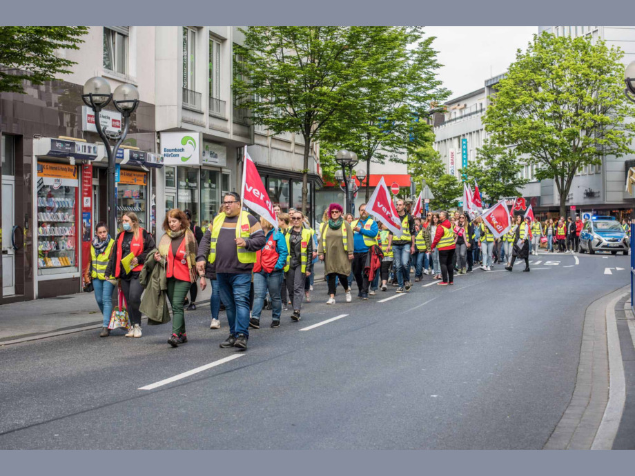 Warnstreik in Hanau für die Aufwertung der Berufe im Sozial- und Erziehungsbereich Warnstreik in Hanau für die Aufwertung der Berufe im Sozial- und Erziehungsbereich