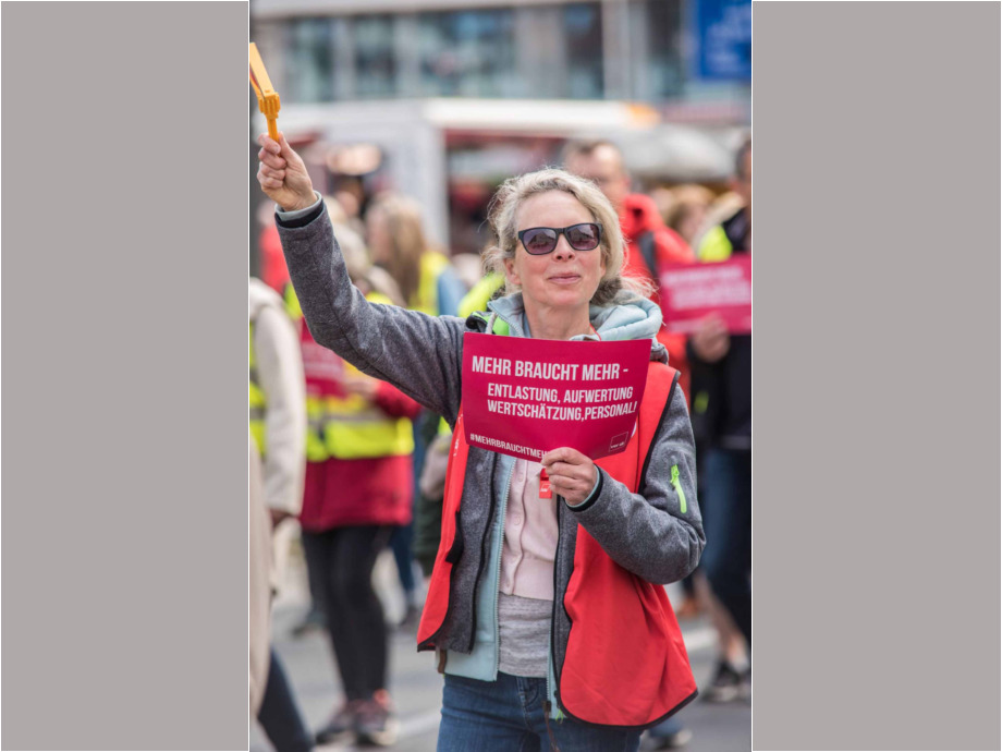 Warnstreik in Hanau für die Aufwertung der Berufe im Sozial- und Erziehungsbereich Warnstreik in Hanau für die Aufwertung der Berufe im Sozial- und Erziehungsbereich