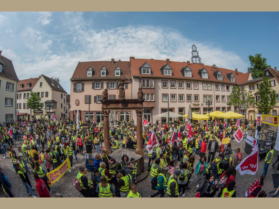 Warnstreik in Hanau für die Aufwertung der Berufe im Sozial- und Erziehungsbereich Warnstreik in Hanau für die Aufwertung der Berufe im Sozial- und Erziehungsbereich