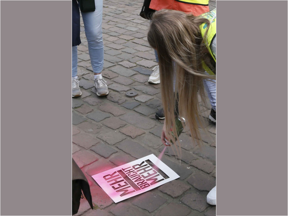 Einige Hundert Beschäftigte aus den Kitas und dem Sozialbereich im Main-Kinzig-Kreis beteiligen sich heute am Warnstreiktag in Hanau Einige Hundert Beschäftigte aus den Kitas und dem Sozialbereich im Main-Kinzig-Kreis beteiligen sich heute am Warnstreiktag in Hanau