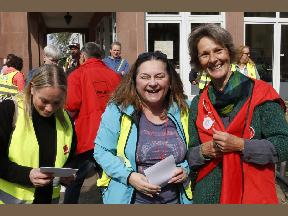 Einige Hundert Beschäftigte aus den Kitas und dem Sozialbereich im Main-Kinzig-Kreis beteiligen sich heute am Warnstreiktag in Hanau Einige Hundert Beschäftigte aus den Kitas und dem Sozialbereich im Main-Kinzig-Kreis beteiligen sich heute am Warnstreiktag in Hanau