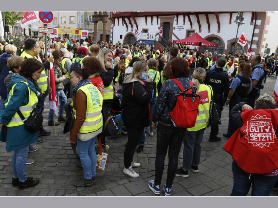Einige Hundert Beschäftigte aus den Kitas und dem Sozialbereich im Main-Kinzig-Kreis beteiligen sich heute am Warnstreiktag in Hanau Einige Hundert Beschäftigte aus den Kitas und dem Sozialbereich im Main-Kinzig-Kreis beteiligen sich heute am Warnstreiktag in Hanau