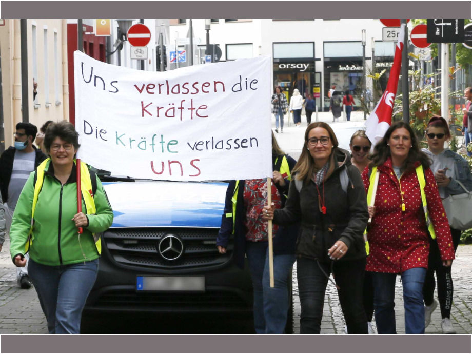 Einige Hundert Beschäftigte aus den Kitas und dem Sozialbereich im Main-Kinzig-Kreis beteiligen sich heute am Warnstreiktag in Hanau Einige Hundert Beschäftigte aus den Kitas und dem Sozialbereich im Main-Kinzig-Kreis beteiligen sich heute am Warnstreiktag in Hanau