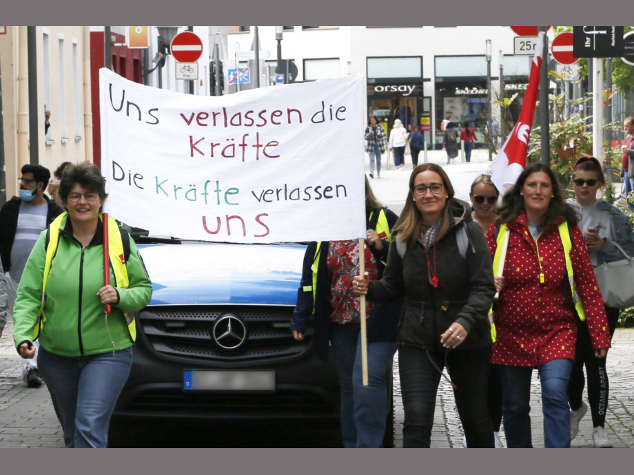 Einige Hundert Beschäftigte aus den Kitas und dem Sozialbereich im Main-Kinzig-Kreis beteiligen sich heute am Warnstreiktag in Hanau Einige Hundert Beschäftigte aus den Kitas und dem Sozialbereich im Main-Kinzig-Kreis beteiligen sich heute am Warnstreiktag in Hanau