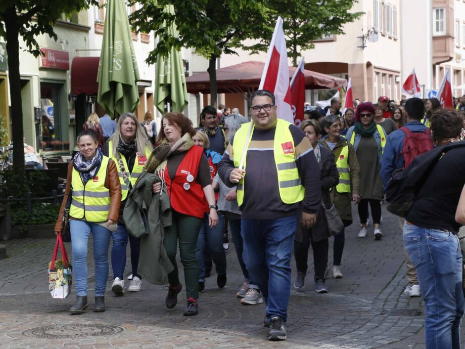 Einige Hundert Beschäftigte aus den Kitas und dem Sozialbereich im Main-Kinzig-Kreis beteiligen sich heute am Warnstreiktag in Hanau Einige Hundert Beschäftigte aus den Kitas und dem Sozialbereich im Main-Kinzig-Kreis beteiligen sich heute am Warnstreiktag in Hanau