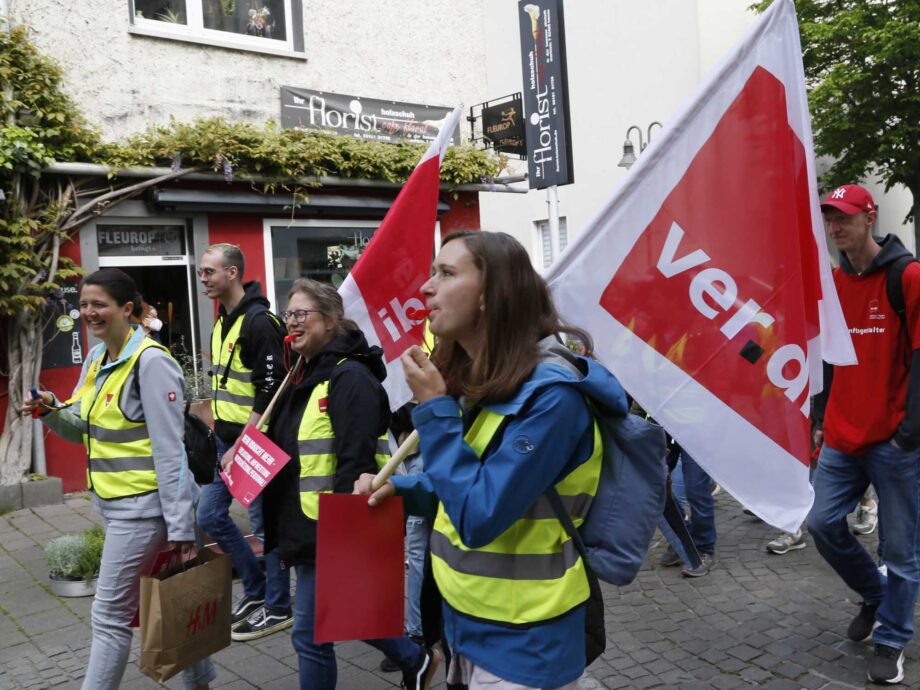 Einige Hundert Beschäftigte aus den Kitas und dem Sozialbereich im Main-Kinzig-Kreis beteiligen sich heute am Warnstreiktag in Hanau Einige Hundert Beschäftigte aus den Kitas und dem Sozialbereich im Main-Kinzig-Kreis beteiligen sich heute am Warnstreiktag in Hanau