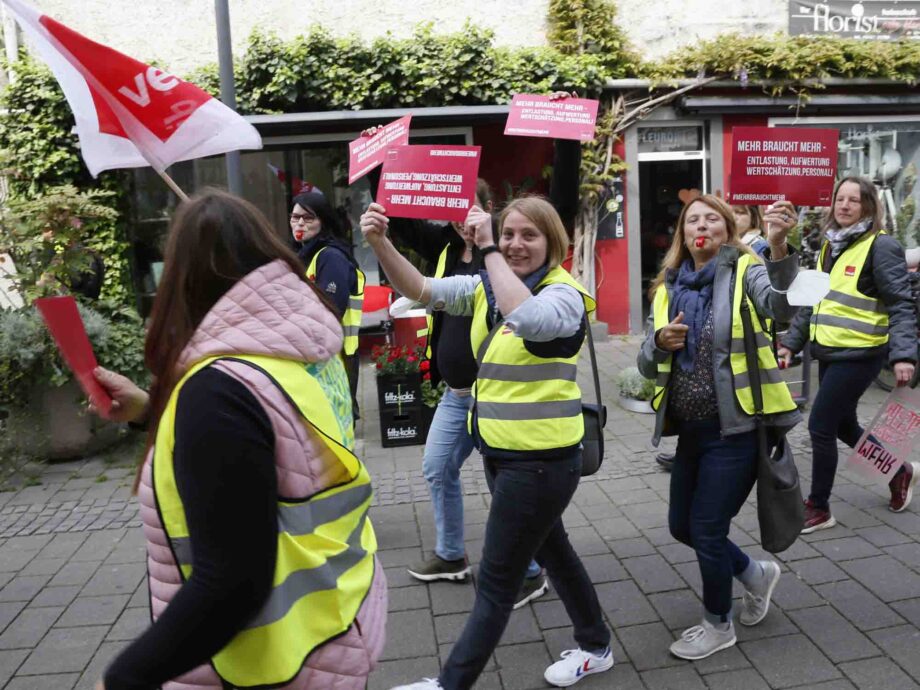 Einige Hundert Beschäftigte aus den Kitas und dem Sozialbereich im Main-Kinzig-Kreis beteiligen sich heute am Warnstreiktag in Hanau Einige Hundert Beschäftigte aus den Kitas und dem Sozialbereich im Main-Kinzig-Kreis beteiligen sich heute am Warnstreiktag in Hanau