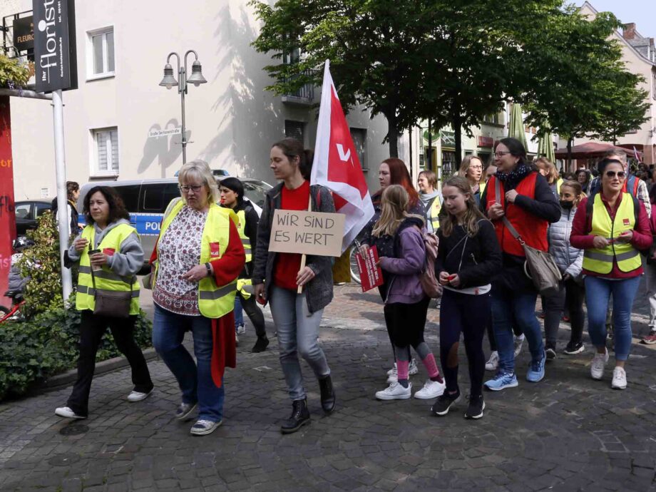 Einige Hundert Beschäftigte aus den Kitas und dem Sozialbereich im Main-Kinzig-Kreis beteiligen sich heute am Warnstreiktag in Hanau Einige Hundert Beschäftigte aus den Kitas und dem Sozialbereich im Main-Kinzig-Kreis beteiligen sich heute am Warnstreiktag in Hanau