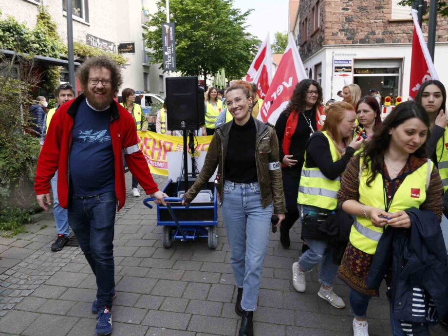 Einige Hundert Beschäftigte aus den Kitas und dem Sozialbereich im Main-Kinzig-Kreis beteiligen sich heute am Warnstreiktag in Hanau Einige Hundert Beschäftigte aus den Kitas und dem Sozialbereich im Main-Kinzig-Kreis beteiligen sich heute am Warnstreiktag in Hanau