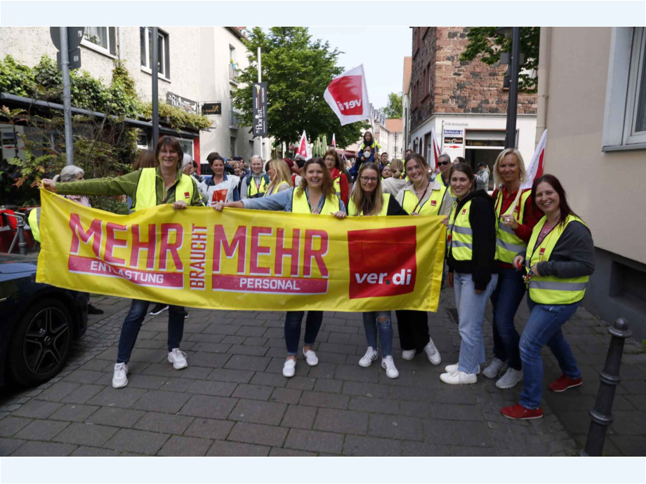 Einige Hundert Beschäftigte aus den Kitas und dem Sozialbereich im Main-Kinzig-Kreis beteiligen sich heute am Warnstreiktag in Hanau Einige Hundert Beschäftigte aus den Kitas und dem Sozialbereich im Main-Kinzig-Kreis beteiligen sich heute am Warnstreiktag in Hanau
