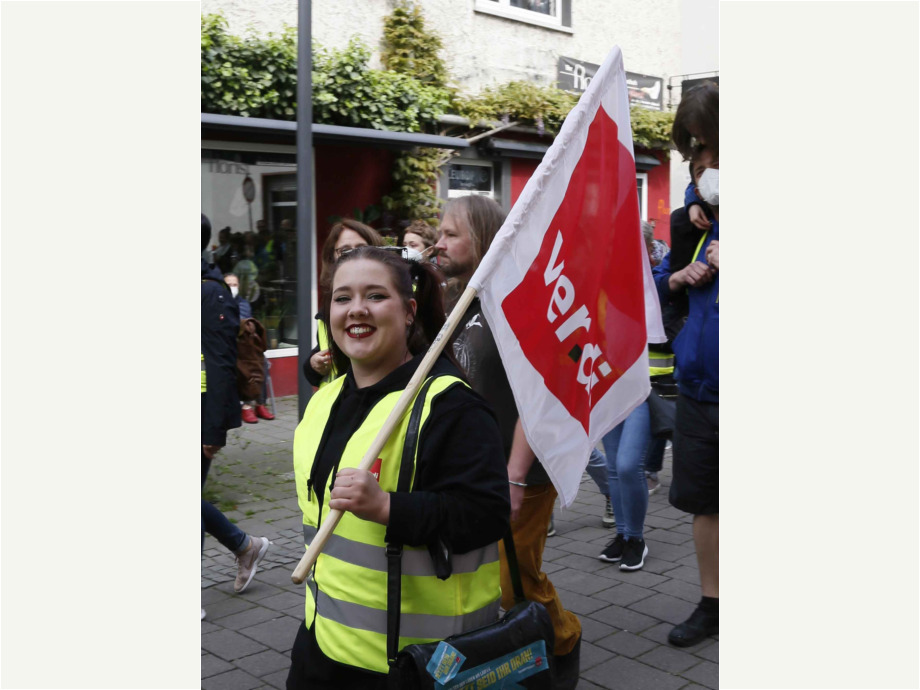 Einige Hundert Beschäftigte aus den Kitas und dem Sozialbereich im Main-Kinzig-Kreis beteiligen sich heute am Warnstreiktag in Hanau Einige Hundert Beschäftigte aus den Kitas und dem Sozialbereich im Main-Kinzig-Kreis beteiligen sich heute am Warnstreiktag in Hanau