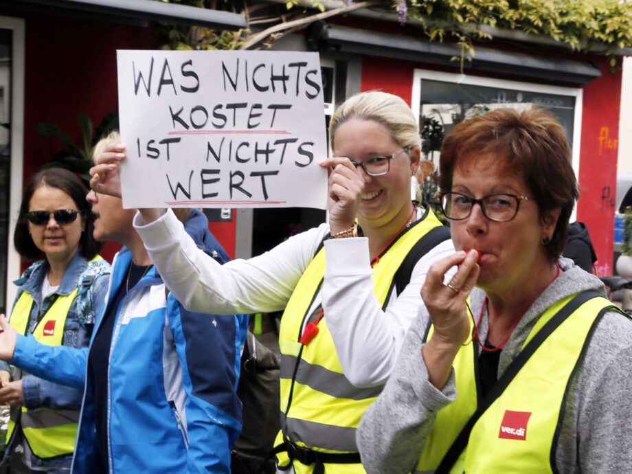 Einige Hundert Beschäftigte aus den Kitas und dem Sozialbereich im Main-Kinzig-Kreis beteiligen sich heute am Warnstreiktag in Hanau Einige Hundert Beschäftigte aus den Kitas und dem Sozialbereich im Main-Kinzig-Kreis beteiligen sich heute am Warnstreiktag in Hanau