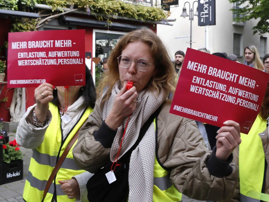 Einige Hundert Beschäftigte aus den Kitas und dem Sozialbereich im Main-Kinzig-Kreis beteiligen sich heute am Warnstreiktag in Hanau Einige Hundert Beschäftigte aus den Kitas und dem Sozialbereich im Main-Kinzig-Kreis beteiligen sich heute am Warnstreiktag in Hanau