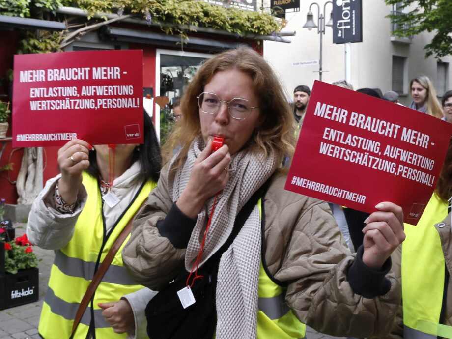 Einige Hundert Beschäftigte aus den Kitas und dem Sozialbereich im Main-Kinzig-Kreis beteiligen sich heute am Warnstreiktag in Hanau Einige Hundert Beschäftigte aus den Kitas und dem Sozialbereich im Main-Kinzig-Kreis beteiligen sich heute am Warnstreiktag in Hanau