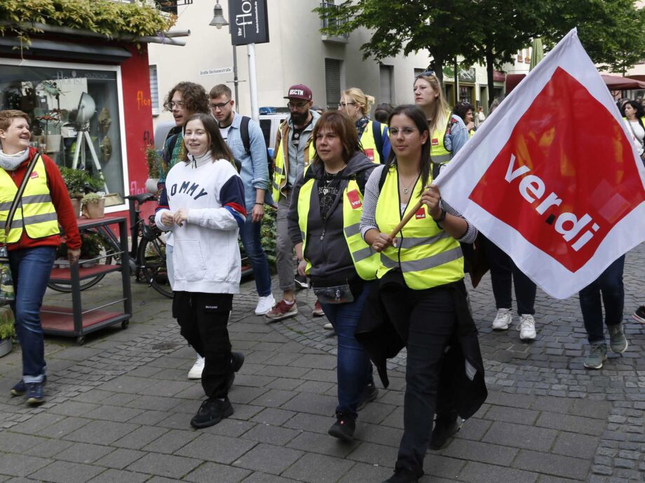 Einige Hundert Beschäftigte aus den Kitas und dem Sozialbereich im Main-Kinzig-Kreis beteiligen sich heute am Warnstreiktag in Hanau Einige Hundert Beschäftigte aus den Kitas und dem Sozialbereich im Main-Kinzig-Kreis beteiligen sich heute am Warnstreiktag in Hanau