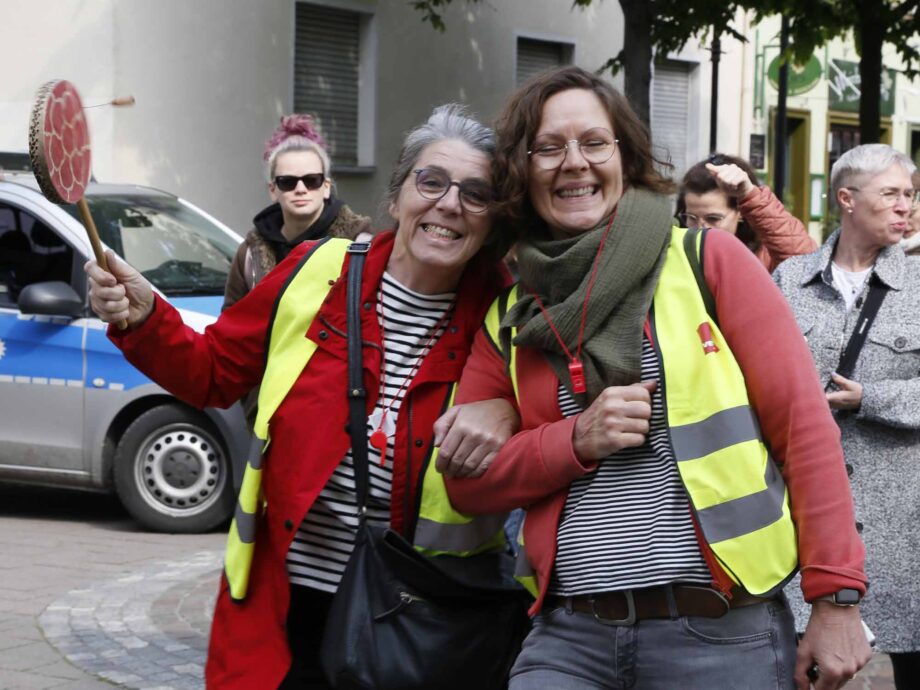 Einige Hundert Beschäftigte aus den Kitas und dem Sozialbereich im Main-Kinzig-Kreis beteiligen sich heute am Warnstreiktag in Hanau Einige Hundert Beschäftigte aus den Kitas und dem Sozialbereich im Main-Kinzig-Kreis beteiligen sich heute am Warnstreiktag in Hanau