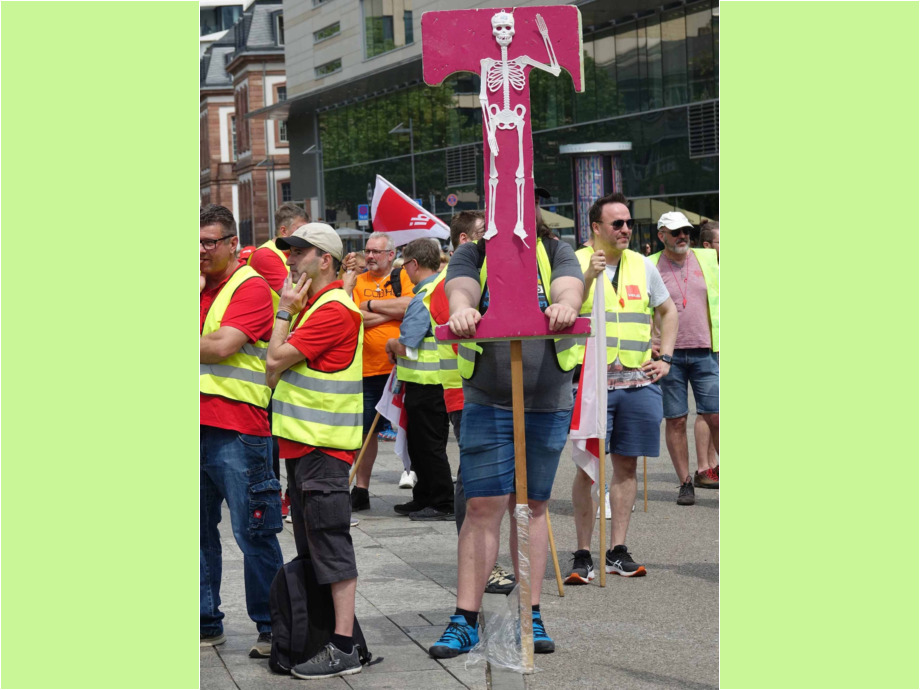 Demonstration und Kundgebung von streikenden Telekom-Beschäftigten am 10. Mai 2022 in Frankfurt