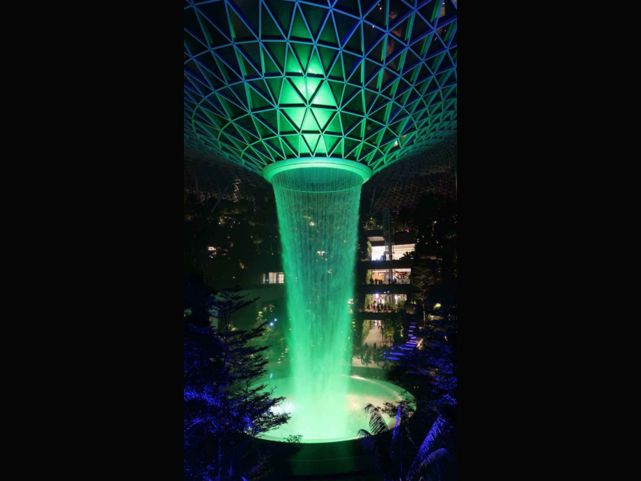 Singapore Changi-Airport Indoor Wasserfall: Im Flughafen Singapore befindet sich der weltgrößte künstliche Indore-Wasserfall. Das Wasser stürzt aus 40 Metern Höhe in die Tiefe. Das entspricht 7 Stockwerken des Flughafengebäudes
