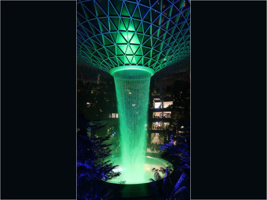 Singapore Changi-Airport Indoor Wasserfall: Im Flughafen Singapore befindet sich der weltgrößte künstliche Indore-Wasserfall. Das Wasser stürzt aus 40 Metern Höhe in die Tiefe. Das entspricht 7 Stockwerken des Flughafengebäudes