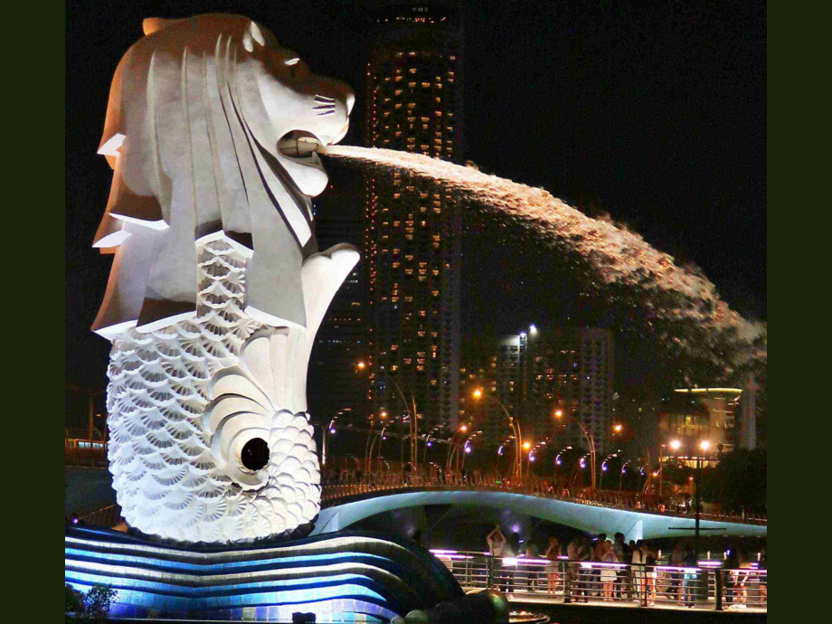 Singapore Merlion Harbour Front: In Singapour steht im alten Hafen eine Merlion-Figur, das Wahrzeichen der Stadt. Es ist eine Figur teils Fisch, teils Löwe und schaut über die Marina Bay.
