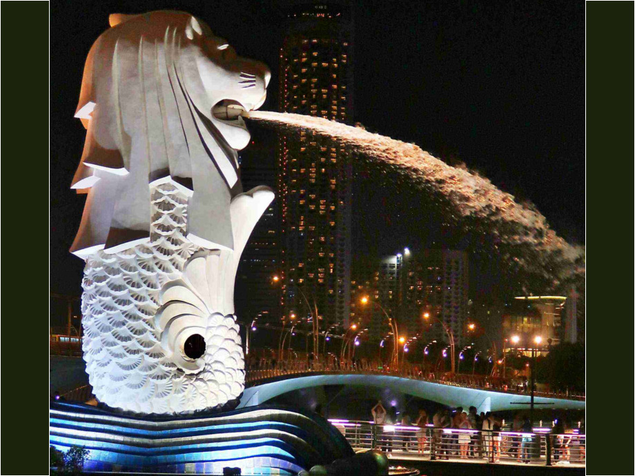 Singapore Merlion Harbour Front: In Singapour steht im alten Hafen eine Merlion-Figur, das Wahrzeichen der Stadt. Es ist eine Figur teils Fisch, teils Löwe und schaut über die Marina Bay.