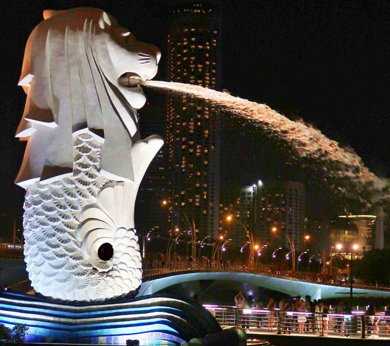 Singapore Merlion Harbour Front: In Singapour steht im alten Hafen eine Merlion-Figur, das Wahrzeichen der Stadt. Es ist eine Figur teils Fisch, teils Löwe und schaut über die Marina Bay.