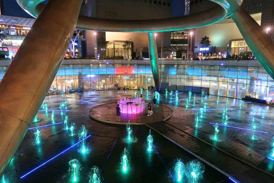 Singapore Springbrunnen des Reichtums: Der Springbrunnen des Reichtums wurde im Jahr 1998 als größter Springbrunnen der Welt ins Guinness Buch der Rekorde eingetragen. Er steht vor einem großen Einkaufszentrum in Singapore