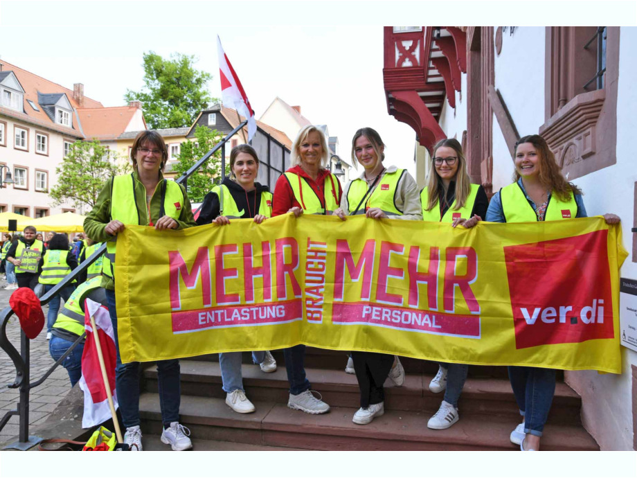 Warnstreik in Hanau für die Aufwertung der Berufe im Sozial- und Erziehungsbereich Warnstreik in Hanau für die Aufwertung der Berufe im Sozial- und Erziehungsbereich