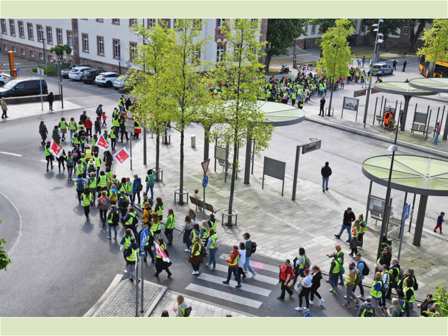 Warnstreik in Hanau für die Aufwertung der Berufe im Sozial- und Erziehungsbereich Warnstreik in Hanau für die Aufwertung der Berufe im Sozial- und Erziehungsbereich