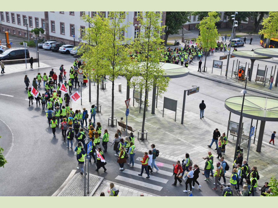 Warnstreik in Hanau für die Aufwertung der Berufe im Sozial- und Erziehungsbereich Warnstreik in Hanau für die Aufwertung der Berufe im Sozial- und Erziehungsbereich